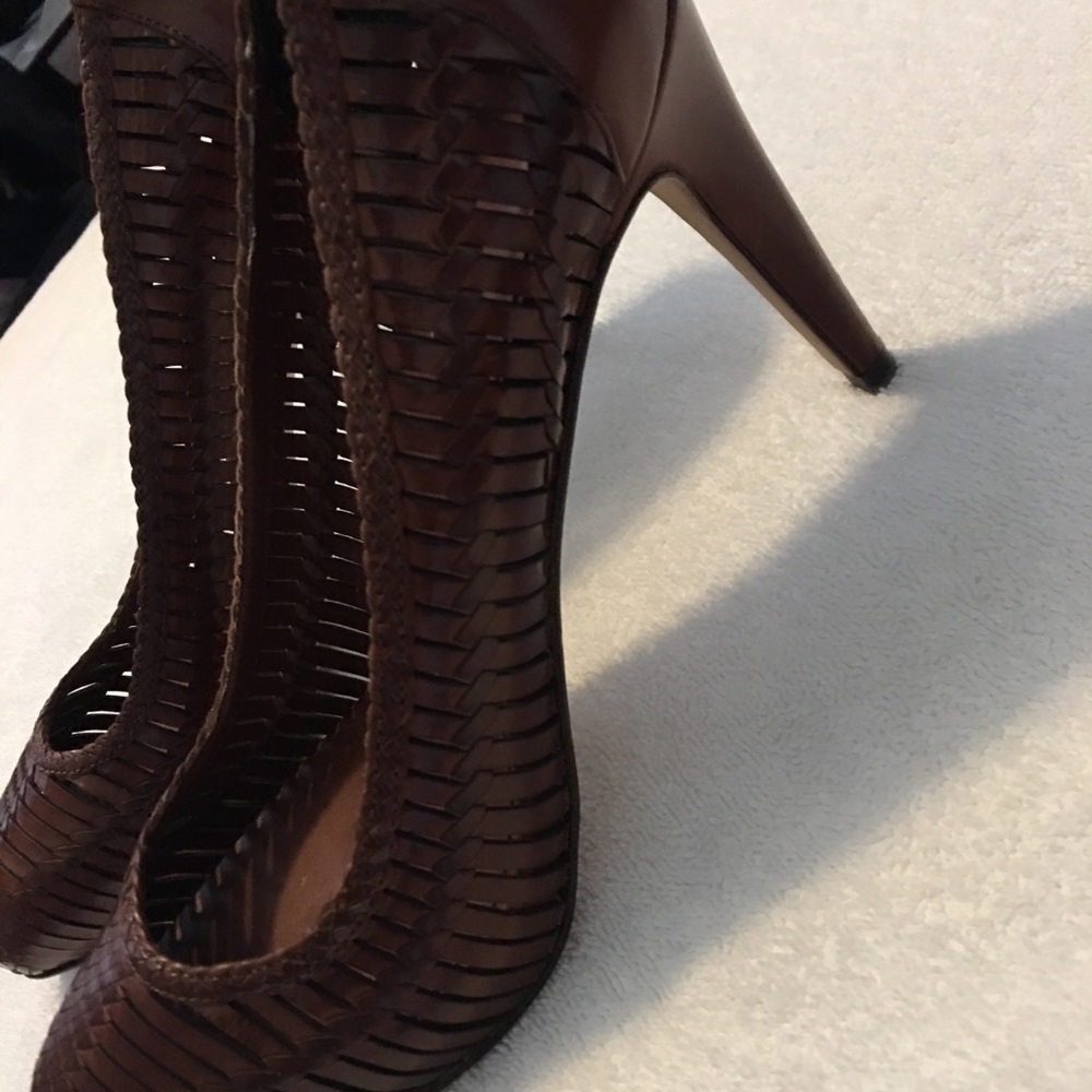 Super comfortable COLE HAAN Heels with NikeAir - size 9.5B - heel 4”- box 3